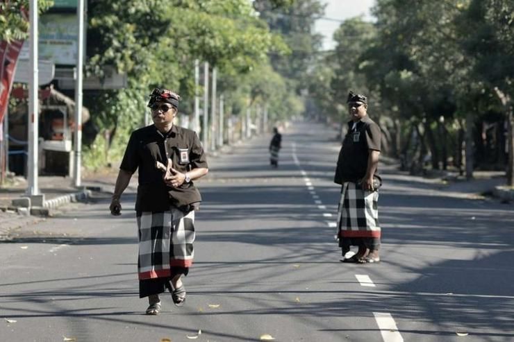 Seorang Pecalang Yang Menjaga Selama Nyepi. Sumber (ANTARA FOTO/FIKRI YUSUF)