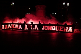 Para suporter PSG hina Shakira dan sengaja pesta kembang api di dekat asrama Barcelona (foto: twitter.com/@PanameReBirth)