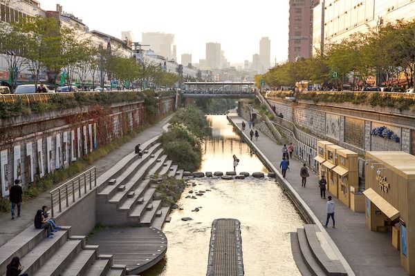 Cheonggyecheon Stream that shines all day long/greatruns.com