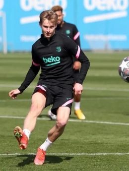 De Jong berlatih mengumpan (Foto: fcbarcelona.cat)