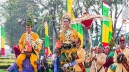 Kedua pengantin diusung dan diarak menuju pelaminan