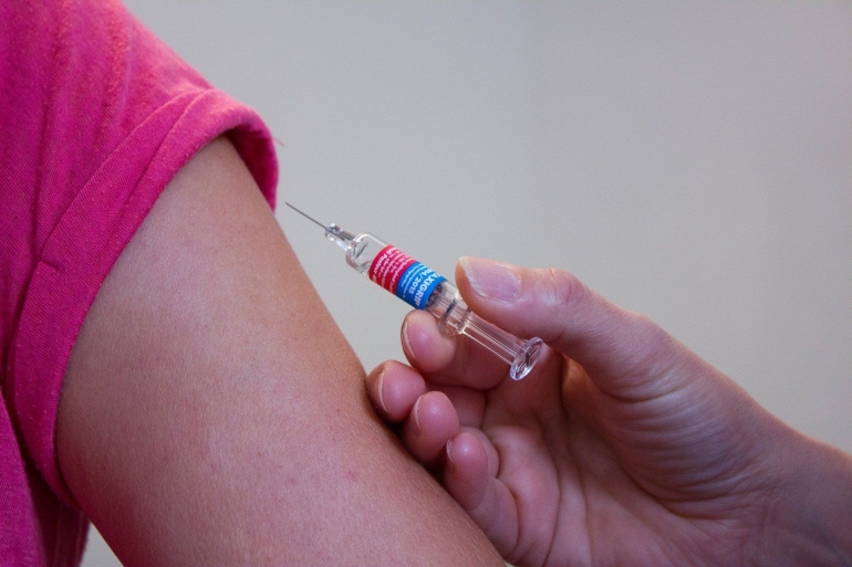 Pendaftaran vaksin lansia agar dapat menerima dosis vaksin COVID-19 di Indonesia - Sumber: Pixabay.com