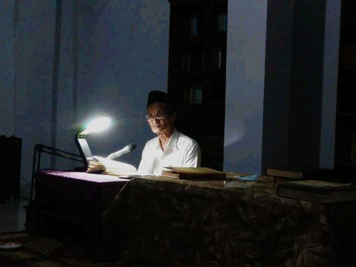 Kiai Husein membacakan kitab kuning di depan santri