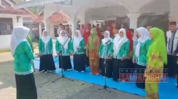 Muslimat NU Ranting Desa Jubang Brebes Saat menyanyikan lagu perjuangan syubanul wathan/foto: samhudi