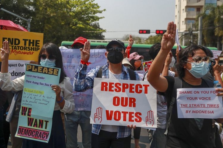 Para pengunjuk rasa memamerkan plakat dalam aksi protes di dekat Kedutaan Besar Indonesia di Yangon, Myanmar Selasa (23/2/2021). (AP via KOMPAS.COM)
