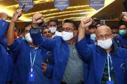 Moeldoko (tengah) tiba di lokasi Kongres Luar Biasa (KLB) Partai Demokrat di The Hill Hotel Sibolangit, Deli Serdang, Sumatera Utara, Jumat (5/3/2021). Berdasarkan hasil KLB, Moeldoko terpilih menjadi Ketua Umum Partai Demokrat periode 2021-2025.(ANTARA FOTO/ENDI AHMAD)