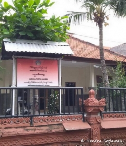 Pura dan asrama Pemprov Bali di Surabaya, menggunakan aksara Bali (dok. prbadi)