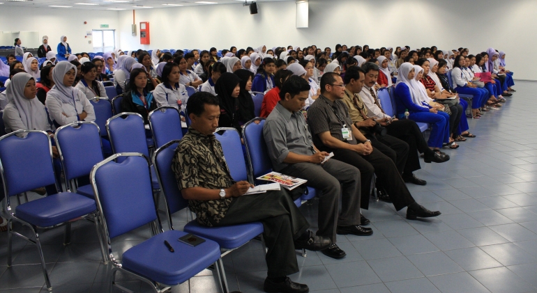 Saat mengetuai tim sosialisasi UT di Western Digital, Selangor. (Dok. Pribadi).