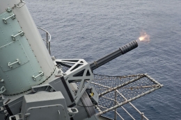 Salah satu senjata beladiri Kapal Induk: 20mm Phalanxx six-barrelled MK-15. Sumber gambar: US Navy/wikimedia.org