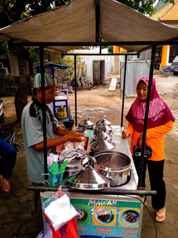 Melayani pembeli (Dokumentasi Mawan Sidarta)