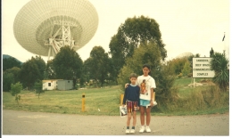 Aku dan Harry, dengan latar belakang salah satu antenna satelit - Sumber: Dok.Pribadi