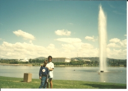 Dokumentasi pribadi. Aku dan Harry, bermain air di Lake Burley Griffin, Canberra, ibukota Australia