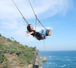 Rasakan Sensasi melayang di atas pantai sumber : jogjakita.co,id