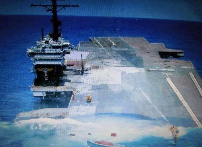 Setelah purna tugas Kapal Induk USS America (CV 66) ditenggelamkan. Butuh waktu 4 minggu untuk menenggelamkannya. Sumber gambar: usmilitaryupdate.com