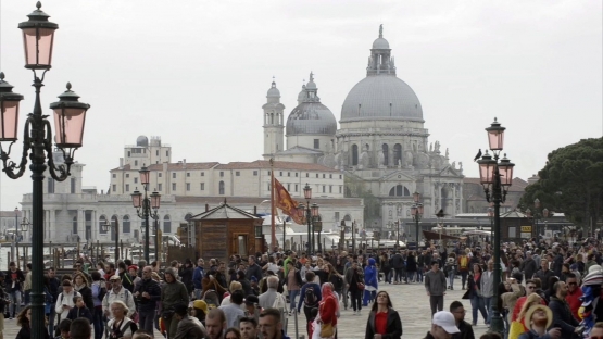 Wisatawan di Venezia. Sumber: www.nytimes.com