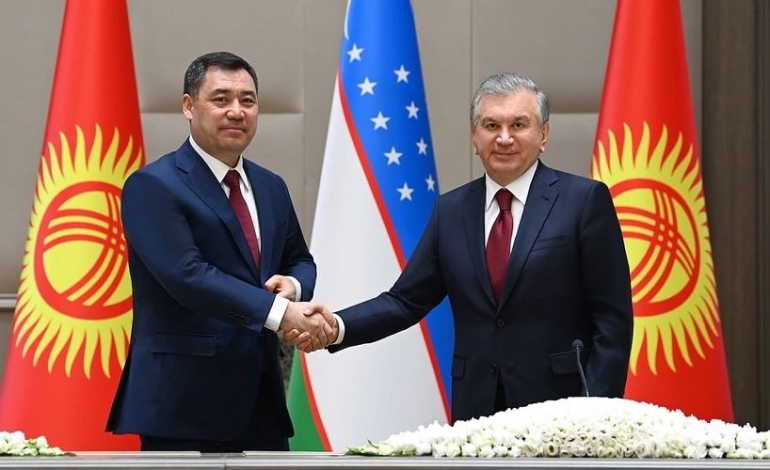 Pertemuan Presiden Kyrgyzstan Sadyr Japarov (Kiri) dengan Presiden Uzbekistan Shavkat Mirziyoyev  (Kanan) 