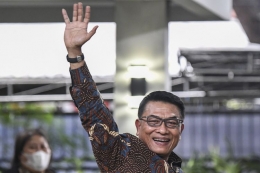Kepala Kantor Staf Presiden Moeldoko melambaikan tangan usai memberi keterangan pers di kediamannya kawasan Menteng, Jakarta, Rabu (3/2/2021). Moeldoko membantah tudingan kudeta kepemimpinan Partai Demokrat di bawah Agus Harimurti Yudhyono (AHY) demi kepentingannya sebagai calon presiden pada pemilihan umum tahun 2024 mendatang. ANTARA FOTO/M Risyal Hidayat/rwa.(ANTARAFOTO/M RISYAL HIDAYAT)