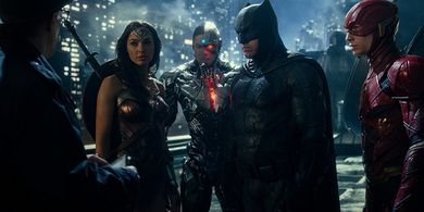 Ben Affleck, Gal Gadot, Ezra Miller, dan Ray Fisher beraksi dalam Justice League (2017)