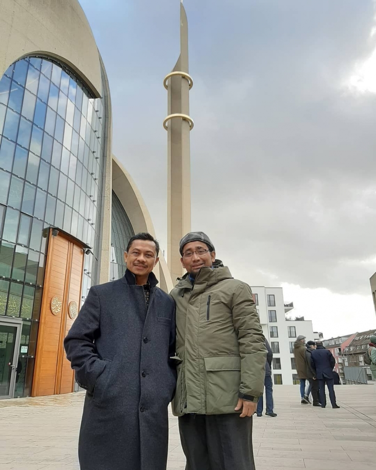 Kang Abik (kanan) bersama dengan Ustaz Imam Shamsi Ali (kiri) di depan Masjid Koln, Jerman. | Sumber: https://www.instagram.com/kangabik/ 