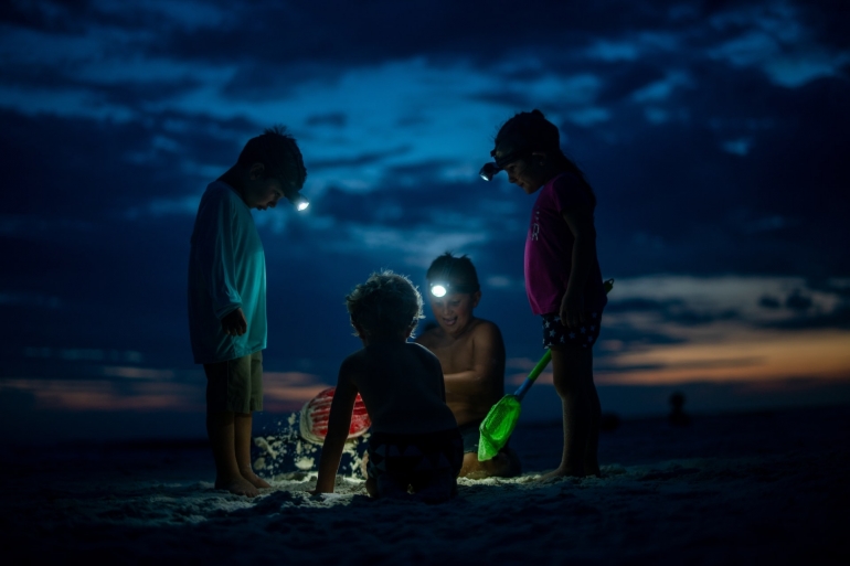 Ilustrasi keceriaan anak-anak bermain menjelang malam. (Gambar: unsplash.com/@ben_mcleod)