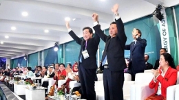Lee Nak-yon dan Ri Ryong-nam yang bergandengan tangan ketika menyambut parade Korea di Asian Games 2018 | Foto diambil dari CNBC Indonesia