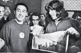 Glenn Cowan yang memegang kain sutera yang dihadiahkan oleh Zhuang Zedong | Foto diambil dari LA Magazine