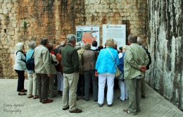 Wisatawan sedang di-briefing di kota tua Dubrovnik. Sumber: koleksi pribadi