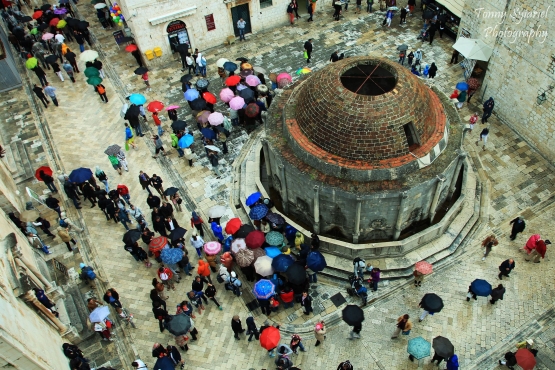 Wisatawan di Onofrion Fountain, Dubrovnik. Sumber: koleksi pribadi