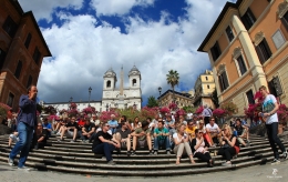 Kini dilarang duduk di Spanish Steps, Roma. Sumber: koleksi pribadi