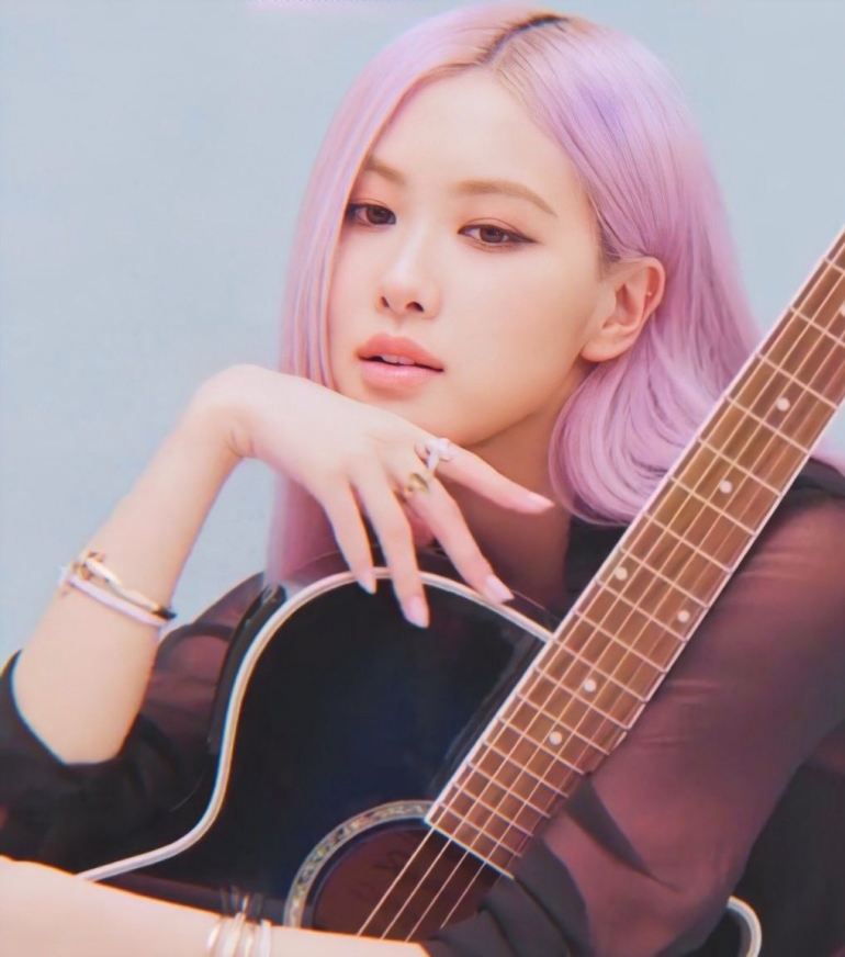 Rose pandai bermain gitar (sumber: weheartit.com)