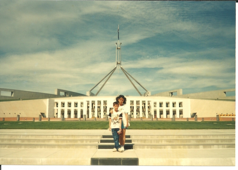 Dokumentasi pribad | Aku dan Harry, dengan latar belakang tampak depan Gedung Parliament House, Canberra, dengan diatapnya adalaj padang rumput serta tiang bendera untuk kebanggaan Autralia .....