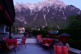 Pemandangan pegunungan Alpen dari restoran hostel (Dokpri)