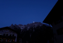 Puncak Karwendel di malam hari dengan rembulan yang bersinar terang (Dokpri)