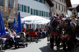 Festival di Mittenwald dengan kuda-kudanya yang besar (Dokpri)
