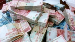 Tumpukan Uang Pecahan 100 ribu | tribunjabar.id