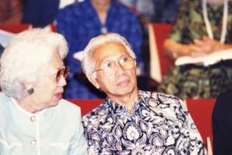 Jusuf Sjarif Badudu sang Pendekar Bahasa (Foto: Kompas/Kartono Riyadi)