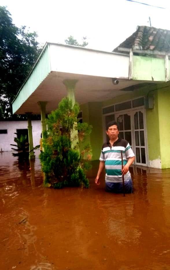 Ilustrasi seorang warga Kecamatan Dringu, pasrah saat banjir menerjang. Sumber: WA Group PGRI Kabupaten Probolinggo. 