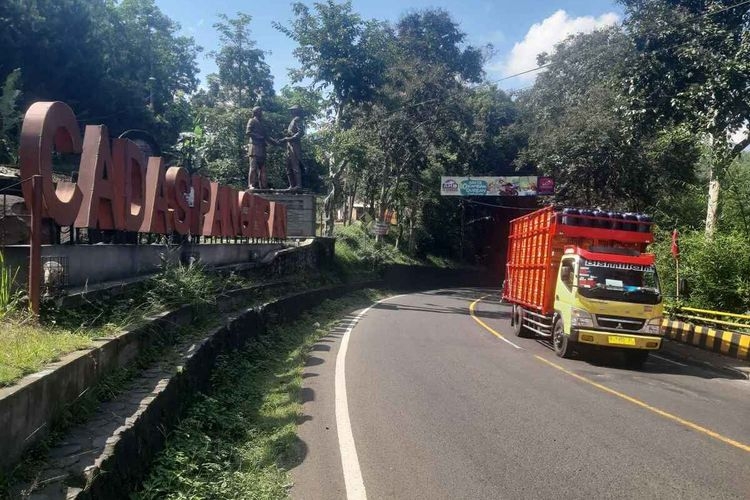 Patung besar Pangeran Kornel menjabat tangan Jenderal Daendels di pintu masuk Jalan Cadas Pangeran, dari arah Bandung. AAM AMINULLAH/KOMPAS.com