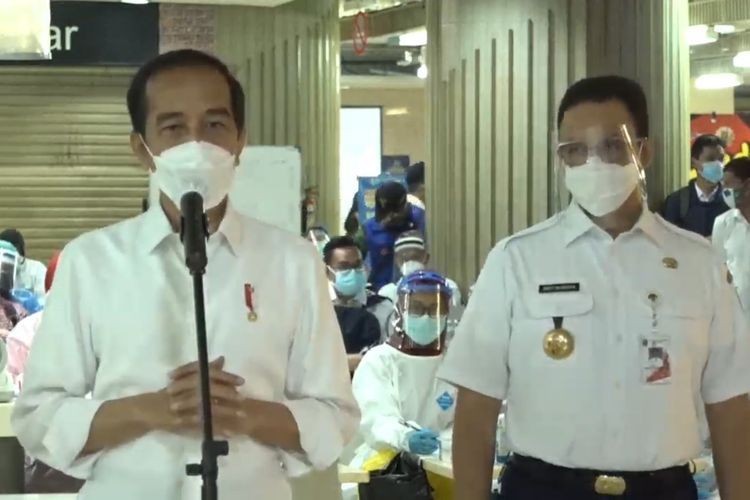 Presiden Jokowi didampingi Gubernur DKI Anies Baswedan meninjau pelaksanaan vaksinasi di pasar Tanah Abang, 17/2/2021 (kompas.com/ YouTube: Sekretariat Presiden).