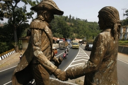 Patung Pangeran Kornel dan Jenderal Daendles sedang berjabat tangan (Foto: KOMPAS/AGUS SUSANTO)