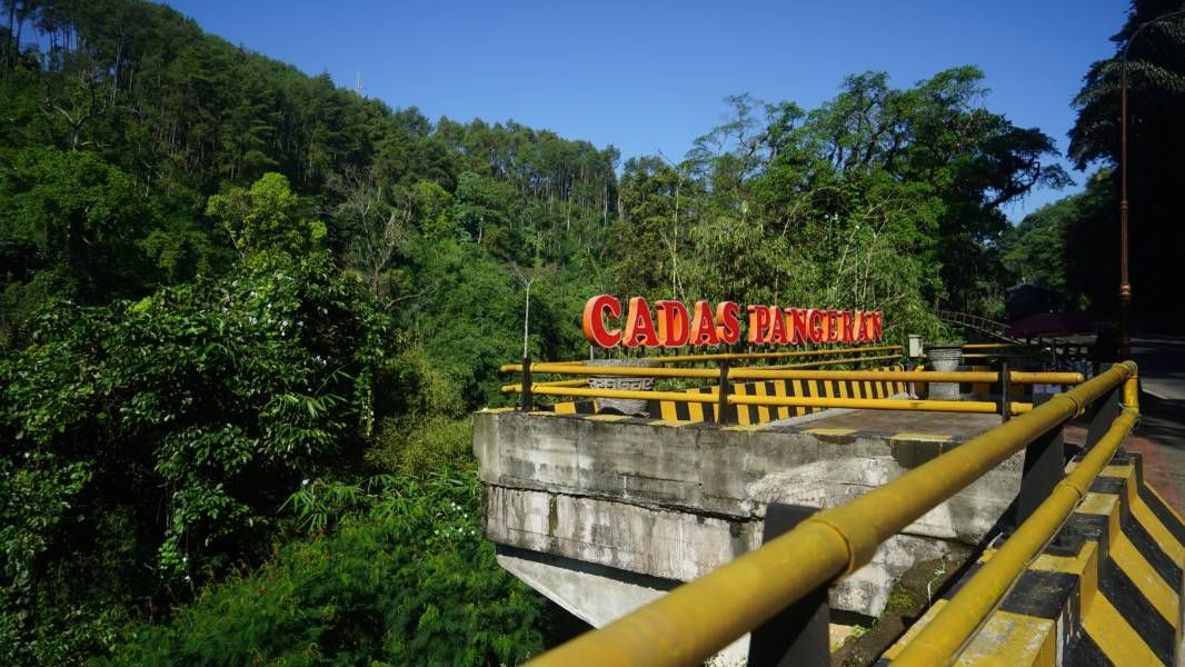 Pemandangan alam di Cadas Pangeran (Foto: DJULI PAMUNGKAS via beritabaik.id)