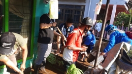 Komponen masyarakat terjun membantu tanggap bencana banjir di Kecamatan Dringu. Sumber: WA Group PGRI Kabupaten Probolinggo