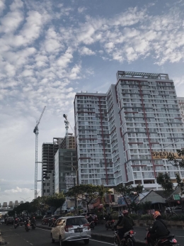 Pembangunan hunian vertikal di ruas Jalan Margonda Raya.