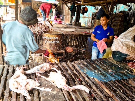 Membersihkan bulu bebek (Dokumentasi Mawan Sidarta)