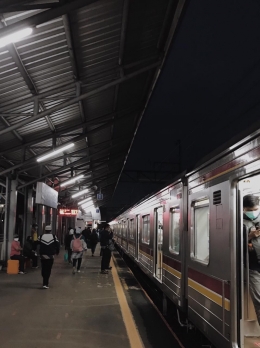 KRL Commuter Line di Stasiun Bojong Gede.