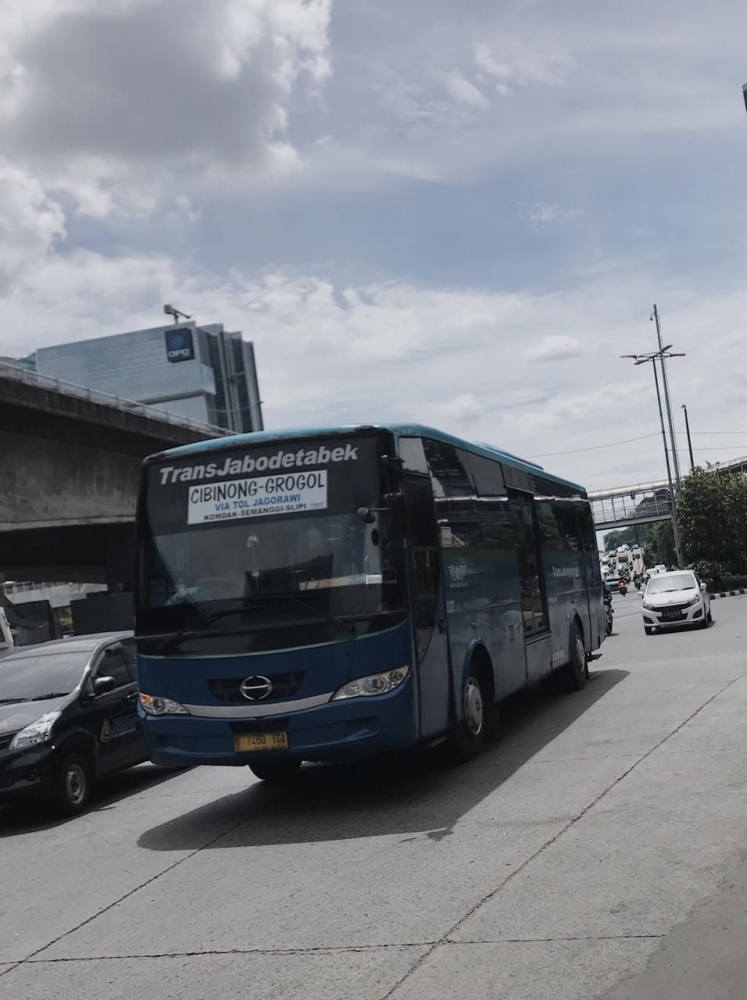 Bus Transjabodetabek rute Cibinong–Grogol.