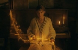 Ia menemukan tali emas misterius (sumber: Youtube/Taylor Swift)