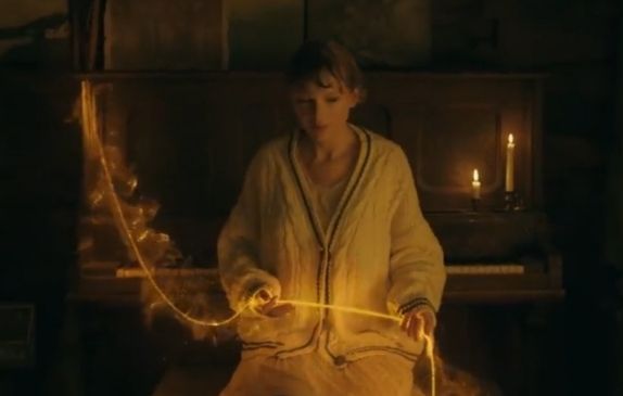 Ia menemukan tali emas misterius (sumber: Youtube/Taylor Swift)
