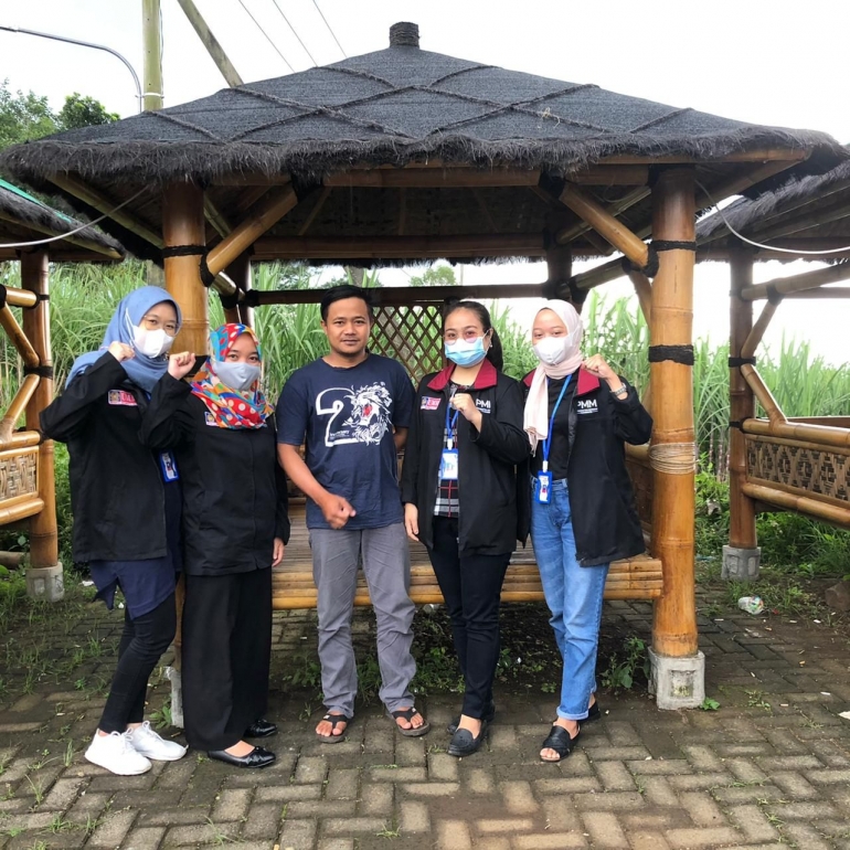 Team Sebulir Pengabdian Bersama Ketua BUMDes Petungsewu / dokpri