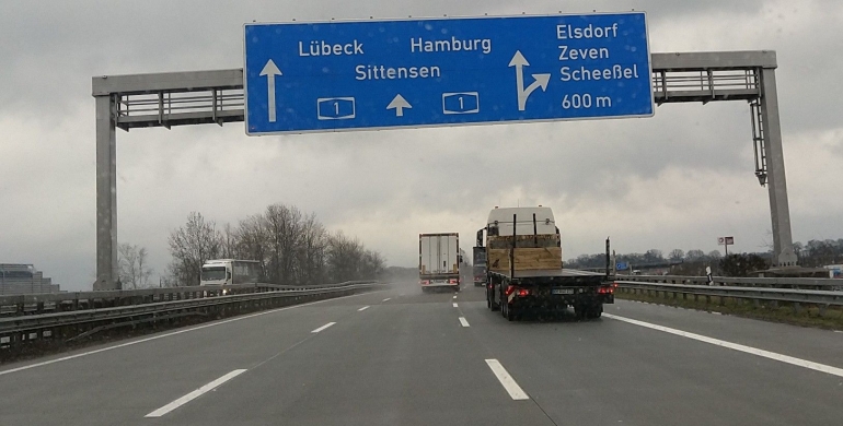 Jalan tol Autobahn A1 dari Bremen menuju Hamburg (ke arah utara). (Foto: Erwin Silaban).